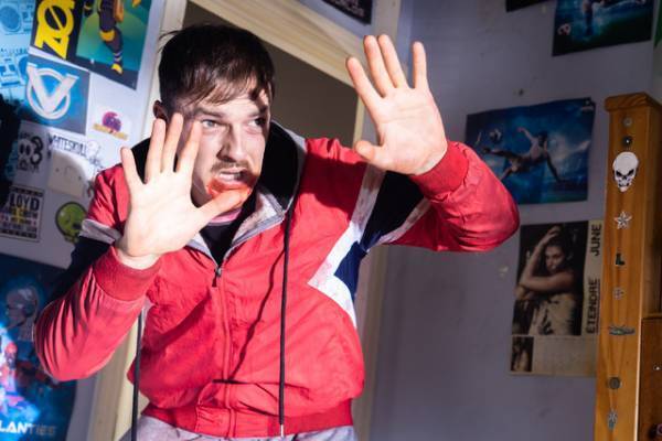 ある日突然、兄が吸血鬼に！名作もオマージュのホラーコメディ『ぼくのデコ 23歳のヴァンパイア兄貴』予告編