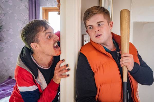 ある日突然、兄が吸血鬼に！名作もオマージュのホラーコメディ『ぼくのデコ 23歳のヴァンパイア兄貴』予告編