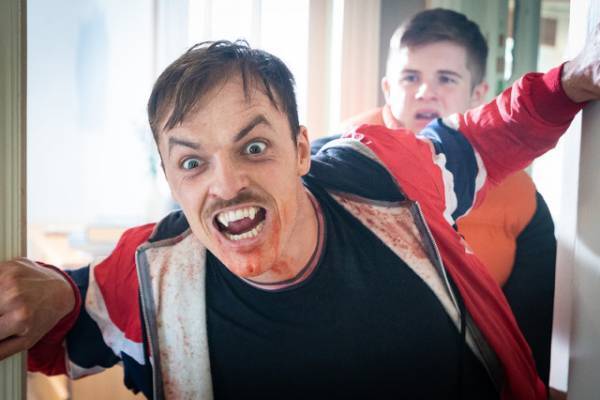 ある日突然、兄が吸血鬼に！名作もオマージュのホラーコメディ『ぼくのデコ 23歳のヴァンパイア兄貴』予告編