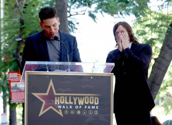 ノーマン・リーダスがハリウッドの殿堂入り「ウォーキング・デッド」シェーン役ジョン・バーンサルが祝福に駆け付ける