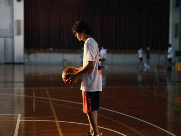 眞栄田郷敦がダンクシュート！『カラダ探し』メイキングカット公開