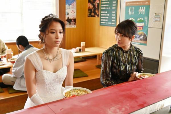 広瀬アリス、ウエディングドレスでラーメン屋!? 秘書たちの華麗なファッション『七人の秘書 THE MOVIE』