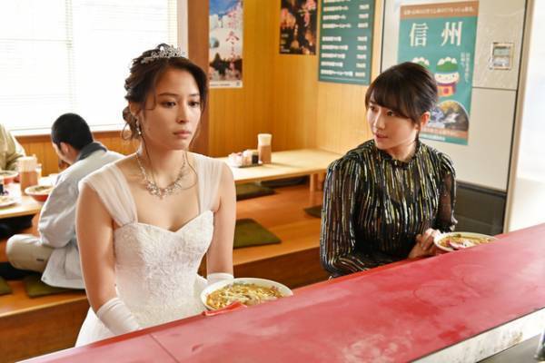 広瀬アリス、ウエディングドレスでラーメン屋!? 秘書たちの華麗なファッション『七人の秘書 THE MOVIE』