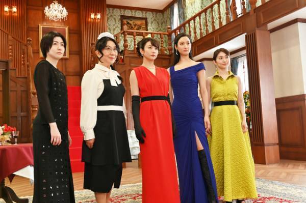 広瀬アリス、ウエディングドレスでラーメン屋!? 秘書たちの華麗なファッション『七人の秘書 THE MOVIE』