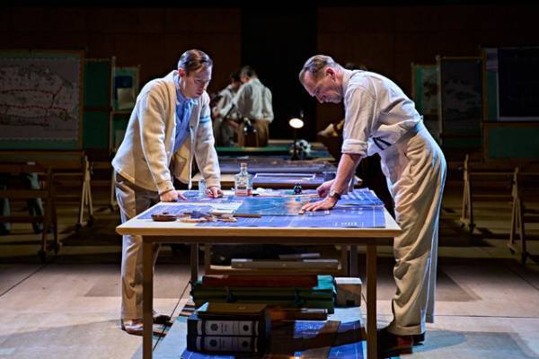 レイフ・ファインズ主演NTLive「ストレイト・ライン・クレイジー」予告編完成