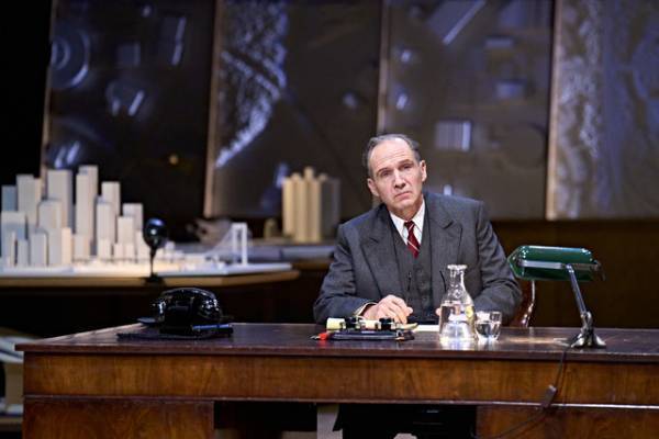 レイフ・ファインズ主演NTLive「ストレイト・ライン・クレイジー」予告編完成