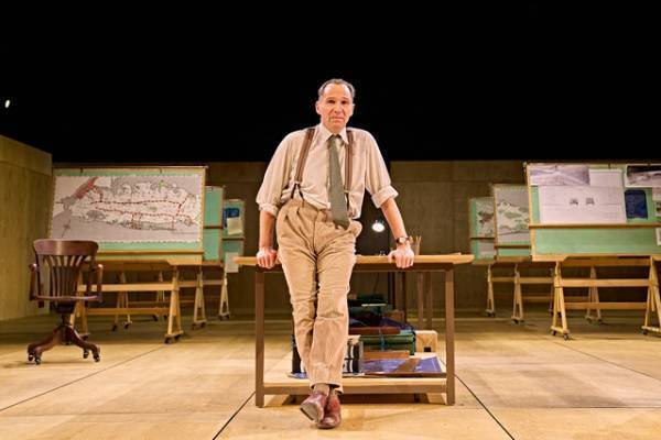 レイフ・ファインズ主演NTLive「ストレイト・ライン・クレイジー」予告編完成