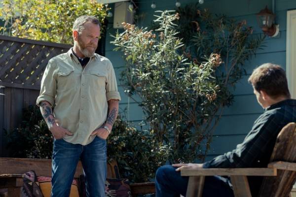 キーファー・サザーランドが電話口で鬼気迫る演技を披露！クリス・パイン主演『ザ・コントラクター』本編映像