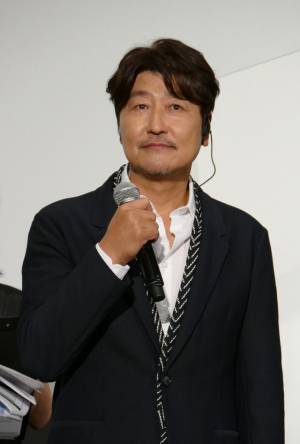 ソン・ガンホ＆イ・ビョンホンら豪華共演！飛行機内のバイオテロ『非常宣言』1月公開へ