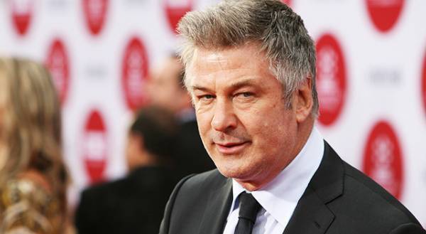 アレック・ボールドウィン、銃誤射事故で亡くなった撮影監督の遺族と和解 来年1月に『Rust』の撮影再開へ