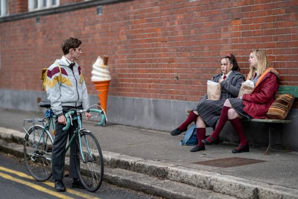 ゲイのエディ＆レズビアンのアンバーを描くアイルランド映画『恋人はアンバー』青春感あふれる場面写真