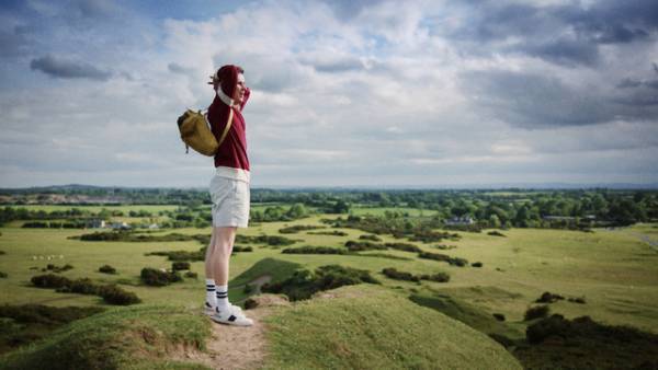 ゲイのエディ＆レズビアンのアンバーを描くアイルランド映画『恋人はアンバー』青春感あふれる場面写真