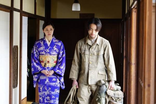 水野真紀＆柄本明＆萬田久子らの姿捉える『鳩のごとく　蛇のごとく　斜陽』場面写真