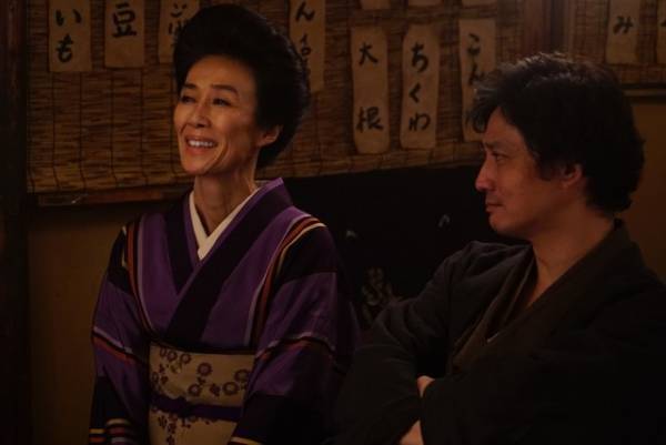 水野真紀＆柄本明＆萬田久子らの姿捉える『鳩のごとく　蛇のごとく　斜陽』場面写真