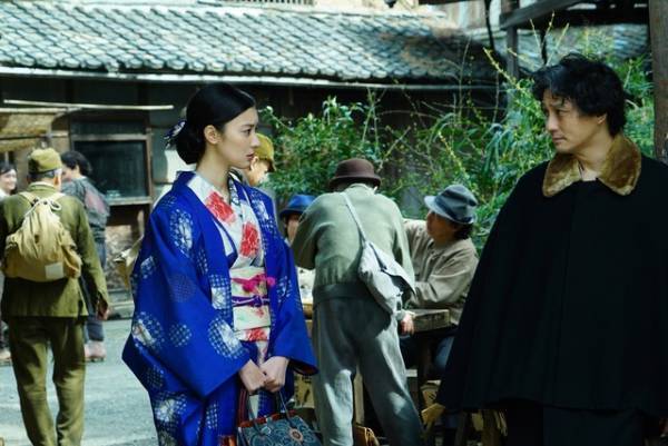 水野真紀＆柄本明＆萬田久子らの姿捉える『鳩のごとく　蛇のごとく　斜陽』場面写真