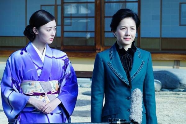 水野真紀＆柄本明＆萬田久子らの姿捉える『鳩のごとく　蛇のごとく　斜陽』場面写真