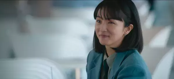 満島ひかり＆佐藤健がすれ違う…「First Love 初恋」場面写真