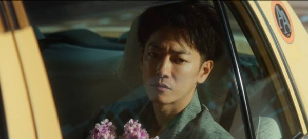 満島ひかり＆佐藤健がすれ違う…「First Love 初恋」場面写真