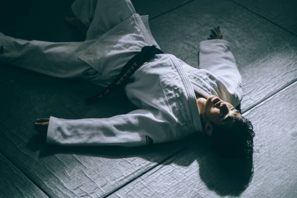 チェ・ウシク、柔道姿で受け身を繰り返す『警官の血』本編カットシーン解禁