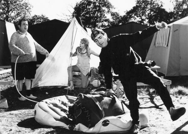 フレンチコメディの傑作を特集上映「ピエール・エテックス レトロスペクティブ」12月開催決定