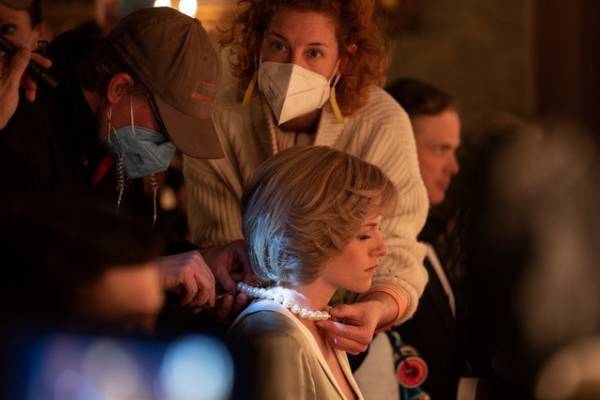 カメラの裏のクリステン・スチュワートを激写『スペンサー ダイアナの決意』メイキング写真