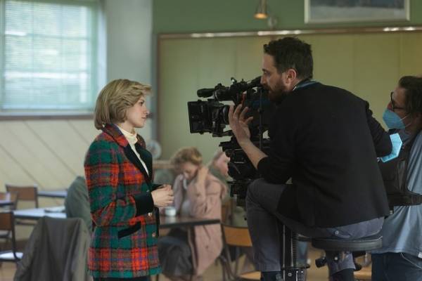 カメラの裏のクリステン・スチュワートを激写『スペンサー ダイアナの決意』メイキング写真