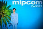 三浦透子がMIPCOMレッドカーペットに登場「エルピス」フランス・カンヌで世界初上映