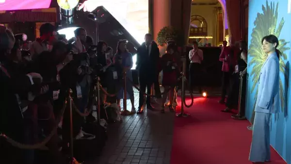 三浦透子がMIPCOMレッドカーペットに登場「エルピス」フランス・カンヌで世界初上映