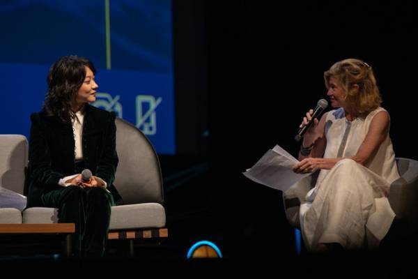 三浦透子がMIPCOMレッドカーペットに登場「エルピス」フランス・カンヌで世界初上映