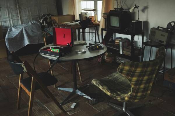 目黒蓮“三角”の80年代テイストの部屋紹介『月の満ち欠け』場面写真