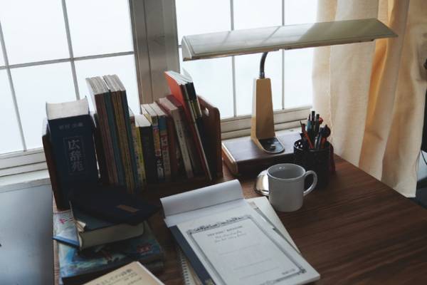 目黒蓮“三角”の80年代テイストの部屋紹介『月の満ち欠け』場面写真