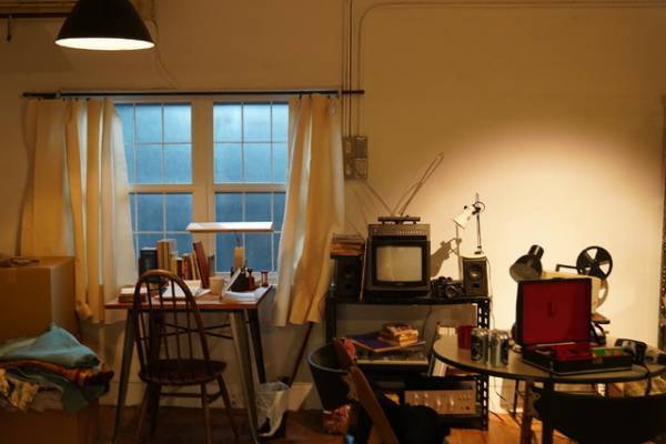 目黒蓮“三角”の80年代テイストの部屋紹介『月の満ち欠け』場面写真