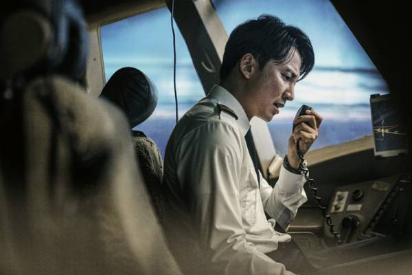 ソン・ガンホ＆イ・ビョンホン、愛する人を救うため奔走『非常宣言』場面写真