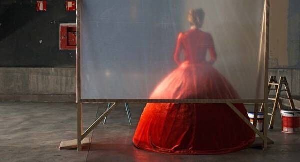 アルモドバル監督こだわりのファッション＆インテリアの背景に迫る『ヒューマン・ボイス』新場面写真