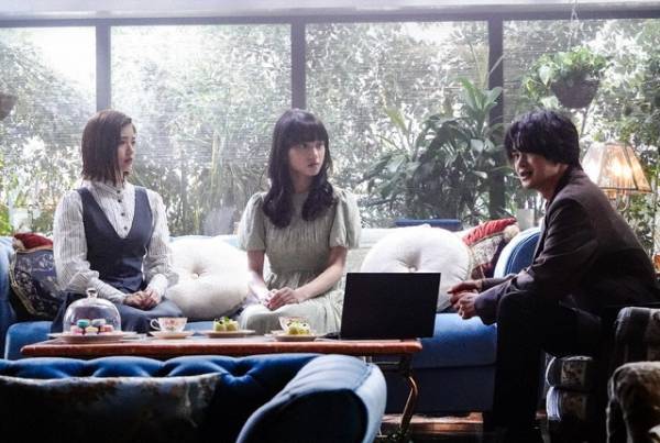 「霊媒探偵・城塚翡翠」2話　瀬戸康史“香月”が“翡翠”にハンカチを差し出す…その姿に「香月先生が王子様」「スマートすぎ」の声