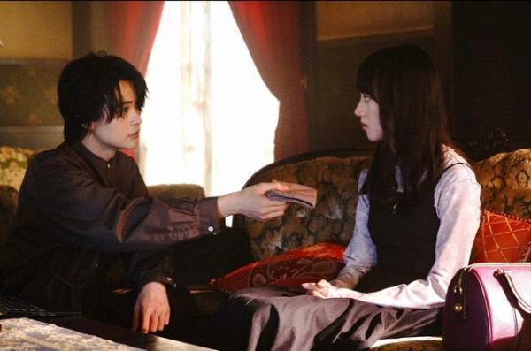 「霊媒探偵・城塚翡翠」2話　瀬戸康史“香月”が“翡翠”にハンカチを差し出す…その姿に「香月先生が王子様」「スマートすぎ」の声