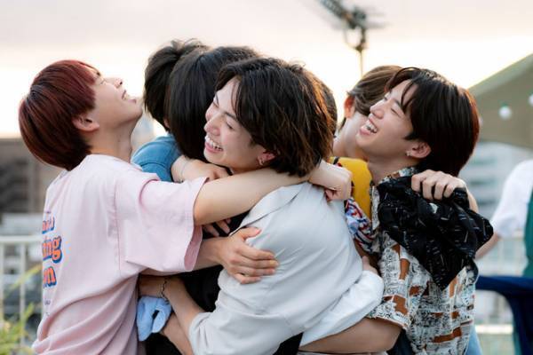 「君の花になる」2話、宮野真守“雅マモル”そっくりな「8LOOM」新アー写衣装に「全員が雅マモル化してる」の声