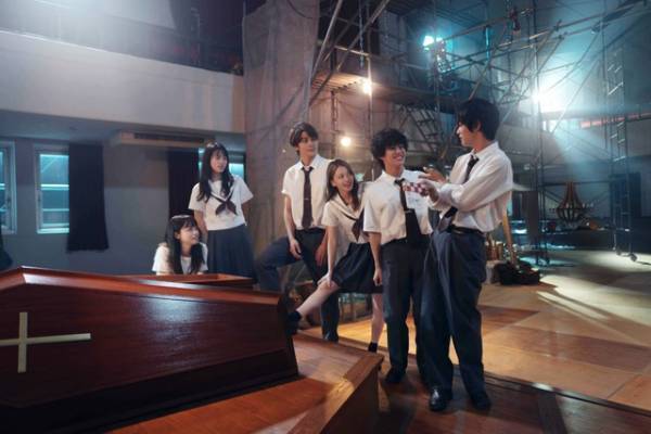 橋本環奈＆眞栄田郷敦が語る『カラダ探し』撮影エピ「休憩中に生徒たちと…」「窓ガラスにサイン」