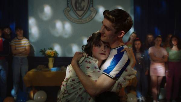 アイルランド発青春映画『恋人はアンバー』期間限定の恋人のフリが始まる本編映像