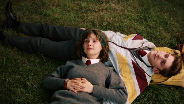 アイルランド発青春映画『恋人はアンバー』期間限定の恋人のフリが始まる本編映像