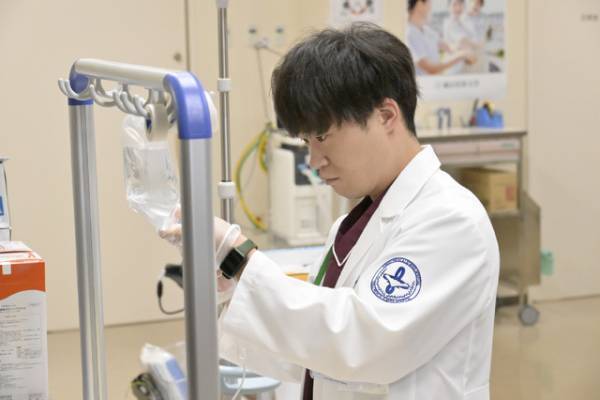 「祈りのカルテ」4話、矢本悠馬“裕也”の探偵ぶりにツッコミ相次ぐ、小手伸也“榊”にも「相変わらずクセの強い役」などの声多数