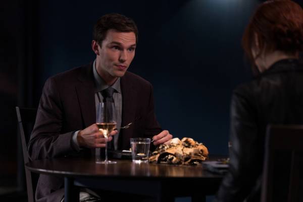 ニコラス・ホルト「仮面が目の前ではがされていく」『ザ・メニュー』料理オタクを怪演