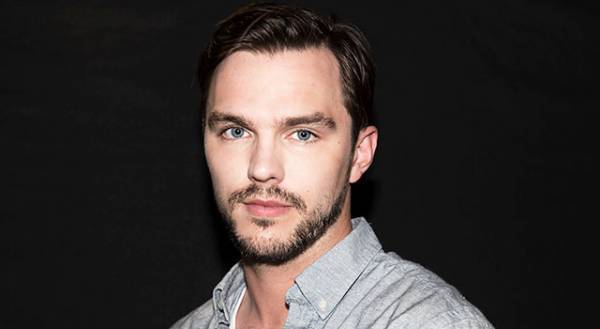 ニコラス・ホルト「仮面が目の前ではがされていく」『ザ・メニュー』料理オタクを怪演