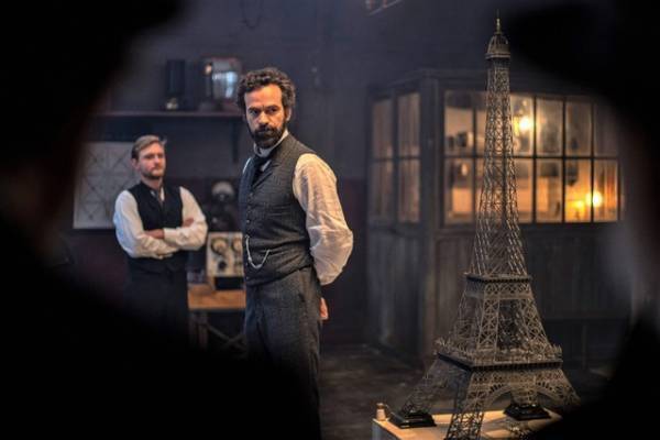 ロマン・デュリスがエッフェル塔の設計者を演じる『EIFFEL』3月公開決定