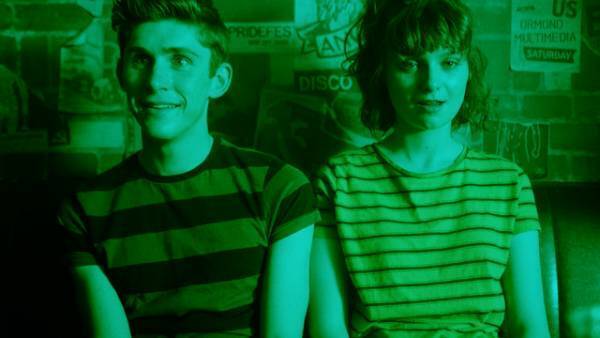 『恋人はアンバー』ダブリンの夜…レインボーフラッグはためくバーでの本編映像解禁