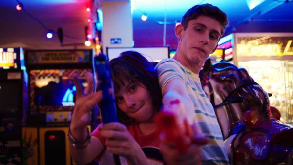 『恋人はアンバー』ダブリンの夜…レインボーフラッグはためくバーでの本編映像解禁