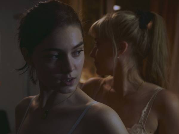 主人公アンヌの瞳の強さが印象的…ヴェネチア金獅子賞『あのこと』場面写真