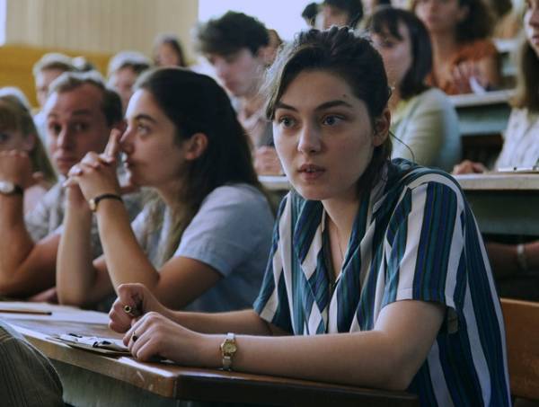 主人公アンヌの瞳の強さが印象的…ヴェネチア金獅子賞『あのこと』場面写真