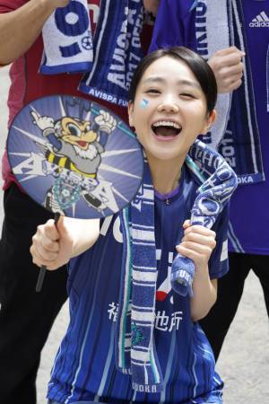 奈緒“元カノ”がカギを握る！ 中島裕翔主演『#マンホール』予告