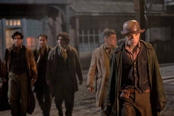 デヴィッド・テナント、海ドラ「80日間世界一周」で息子と初共演「格闘するシーンも」